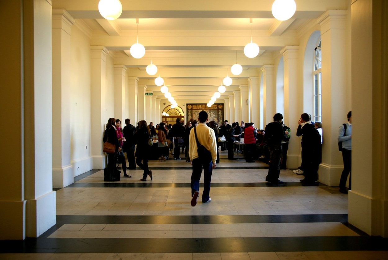 Care sunt diferențele dintre învățământul din Anglia și cel de la noi: „Profii de acolo sunt ca niște prieteni“