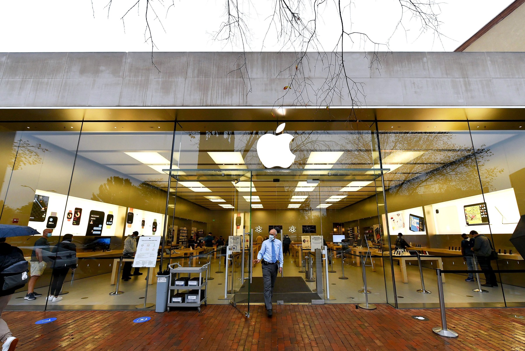 De vineri, noile iPhone 12 și iPhone 12 Pro vor putea fi comandate de români. Cât costă