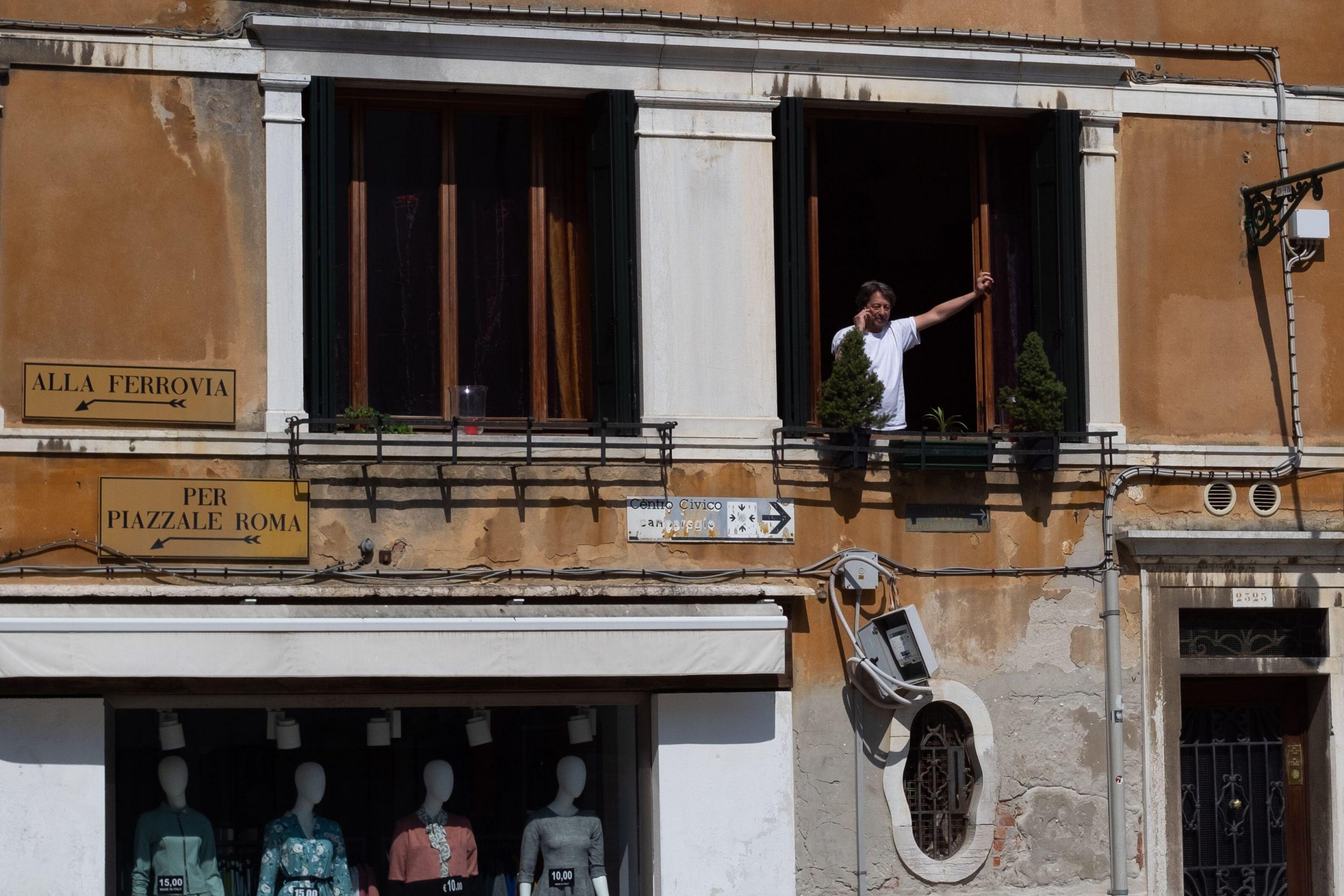 Restricții noi în Italia. Autoritățile se așteaptă la noi proteste. Reacția premierului Giuseppe Conte