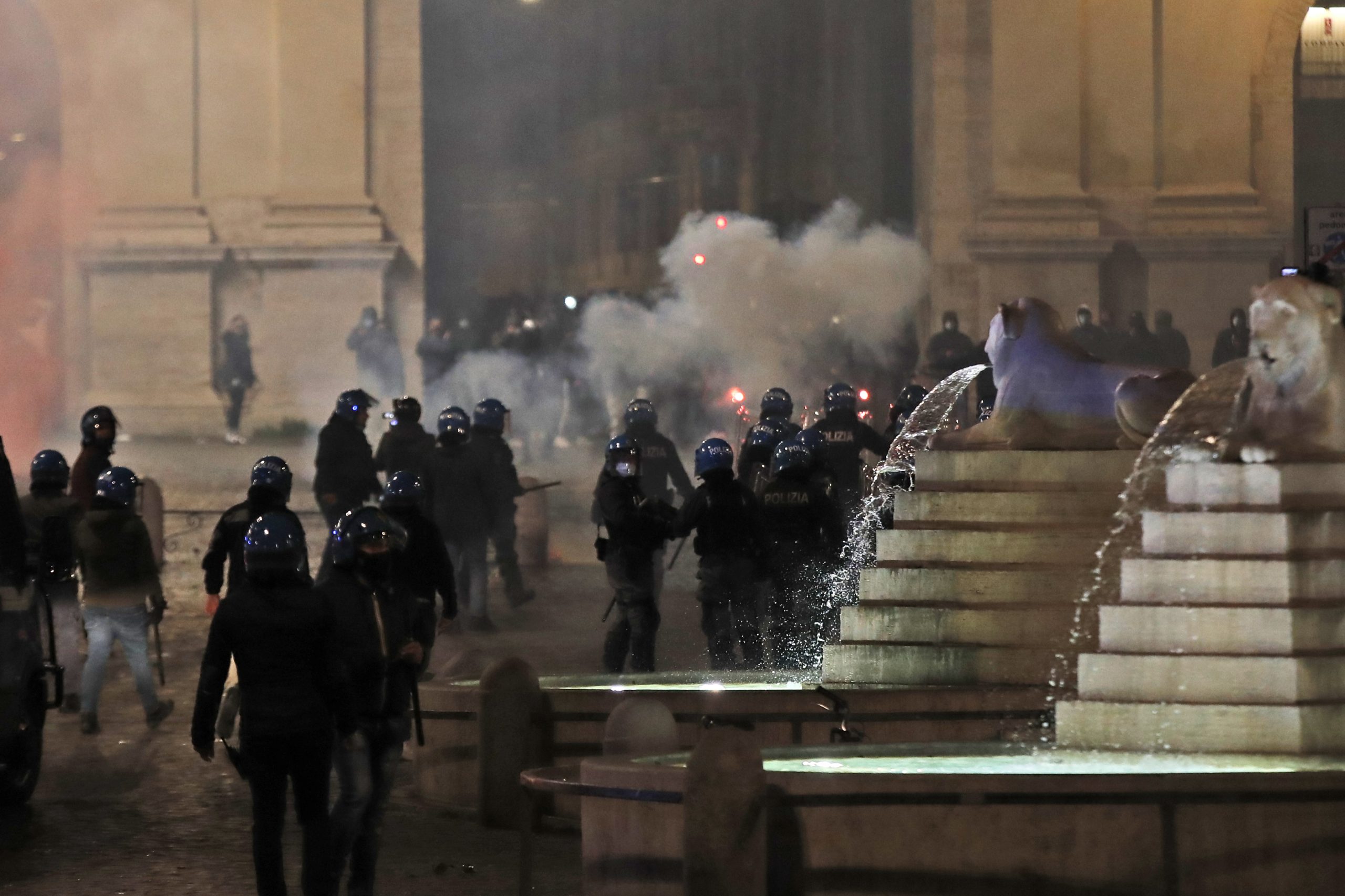 Noi manifestații anti-COVID în Italia. La Roma protestul s-a transformat într-o luptă între manifestanţi şi poliţişti