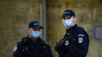 Suporterii de la metrou erau înarmați și programaseră să se bată. Doi jandarmi au fost răniți