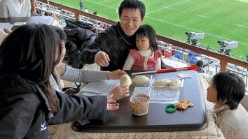 Un japonez a inventat masa care îți încălzește picioarele