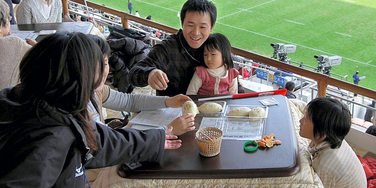 Un japonez a inventat masa care îți încălzește picioarele