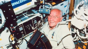 Spirit tânăr. Acum 22 ani, John Glenn devenea cel mai vârstnic astronaut
