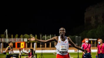 Record mondial de 15 ani doborât: Joshua Cheptegei a alergat 10.000 de metri în 26 de minute