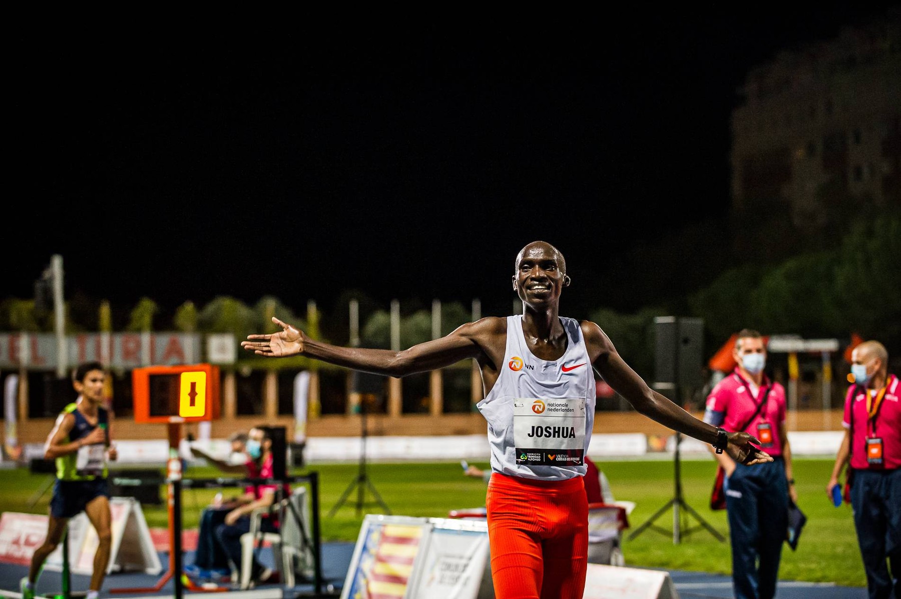 Record mondial de 15 ani doborât: Joshua Cheptegei a alergat 10.000 de metri în 26 de minute