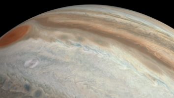 Video spectaculos cu zborul deasupra planetei Jupiter
