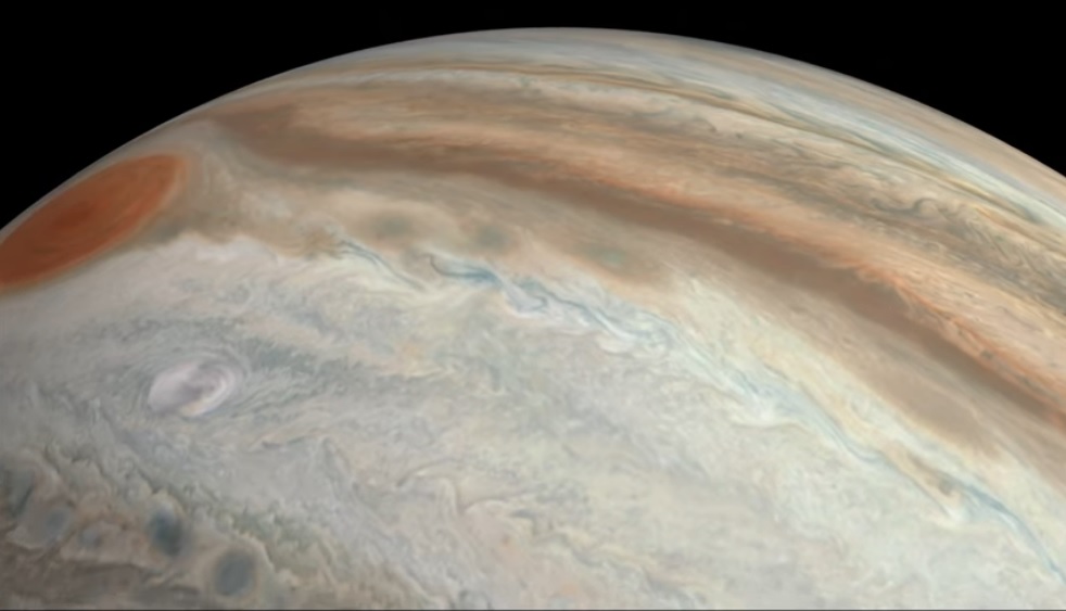 Video spectaculos cu zborul deasupra planetei Jupiter