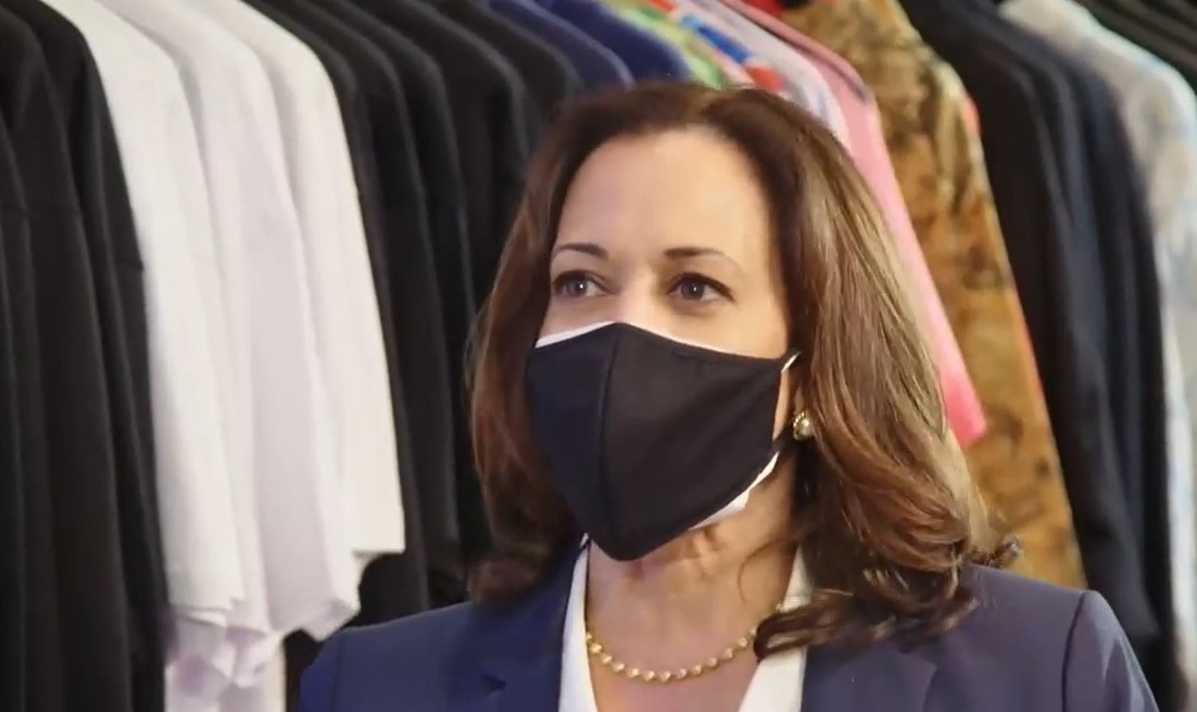 Kamala Harris a stârnit vâlvă pe internet cu ținuta pe care a purtat-o. În ce s-a îmbrăcat