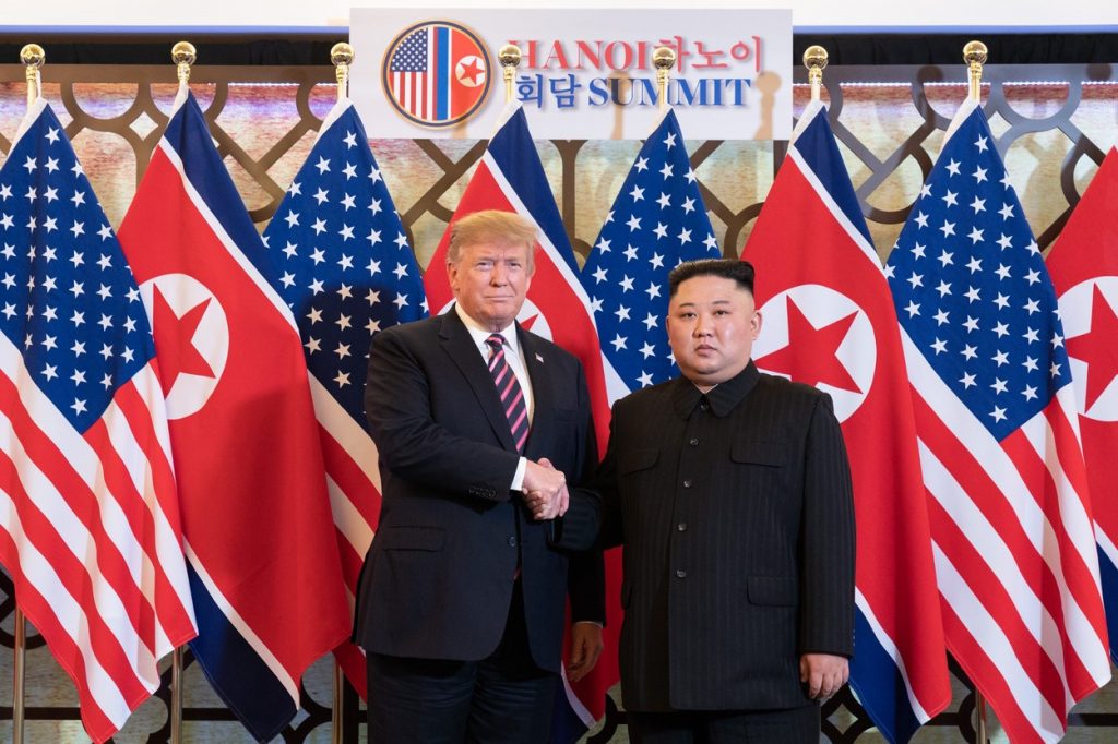 Kim Jong-un i-a trimis o scrisoare de susținere lui Donald Trump. Îi dorește însănătoșire grabnică