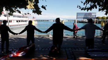 Manifestanții „anti-mască“ formează un lanț uman la granița germano-elvețiană: imagini cu momentul