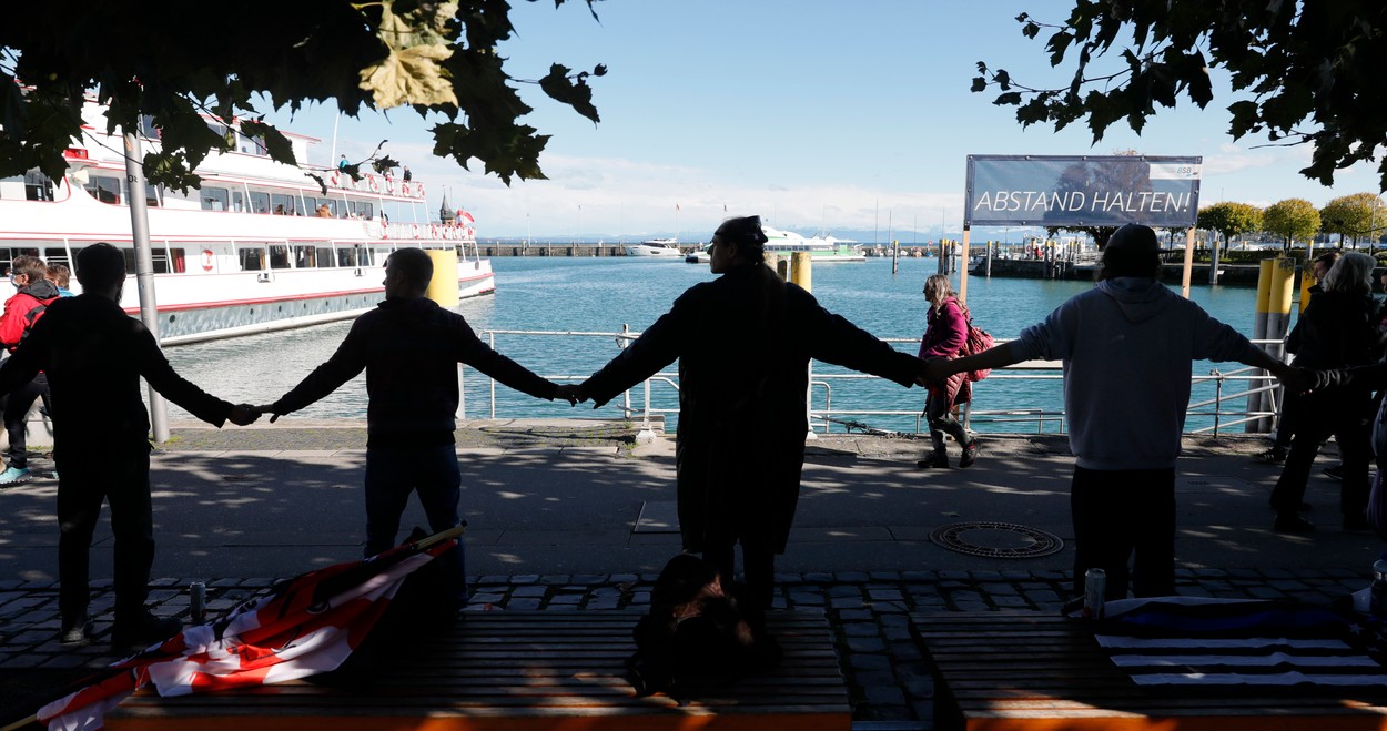 Manifestanții „anti-mască“ au format un lanț uman la granița germano-elvețiană: imagini cu momentul