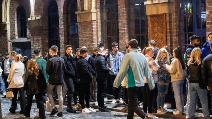 Adunare uriașă în Liverpool, zonă de risc ridicat, chiar înainte de implementarea carantinei