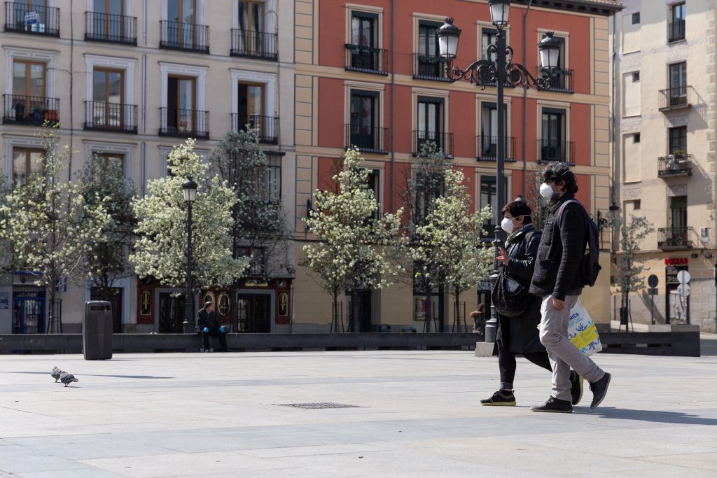 Lockdown-ul inteligent, explicat de un medic din Madrid: „Este total opus: deschidem spațiile publice, scoatem restaurantele pe terasă”