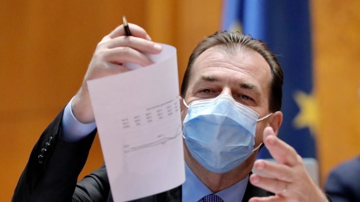 ludovic orban cu o foaie in mana, in parlament