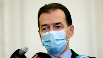 Cu mască până la victoria finală. De mâine se închide tot, dar de votat, votăm