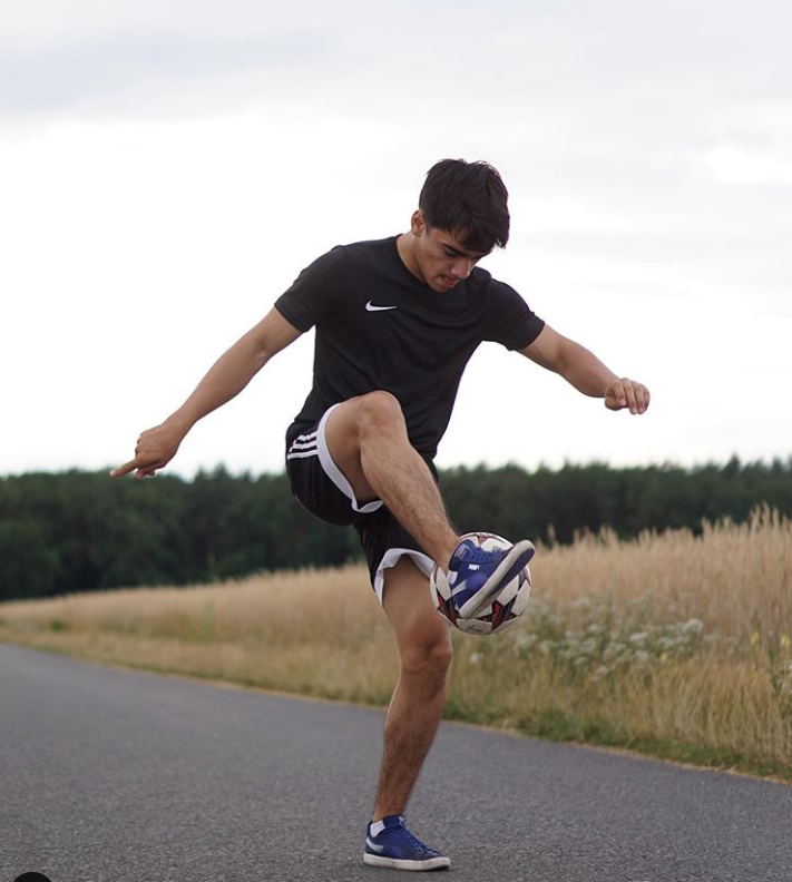 VIDEO Puștiul care face jonglerii cu o minge în flăcări