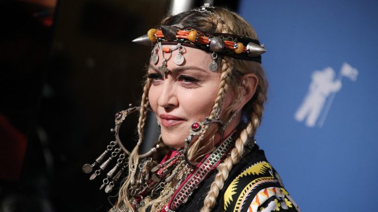 FOTO. Madonna, criticată dur după ce a recreat scena morții lui Marilyn Monroe într-un pictorial