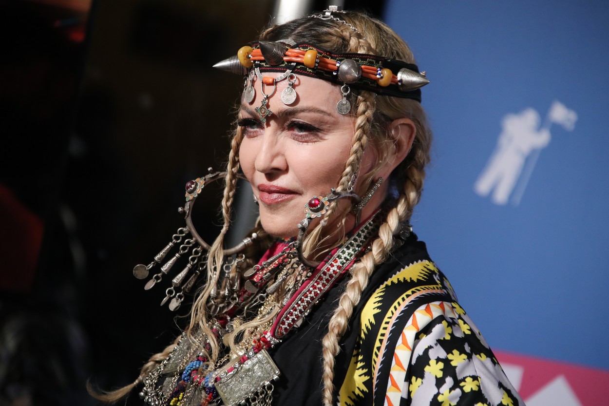 FOTO. Madonna, criticată dur după ce a recreat scena morții lui Marilyn Monroe într-un pictorial