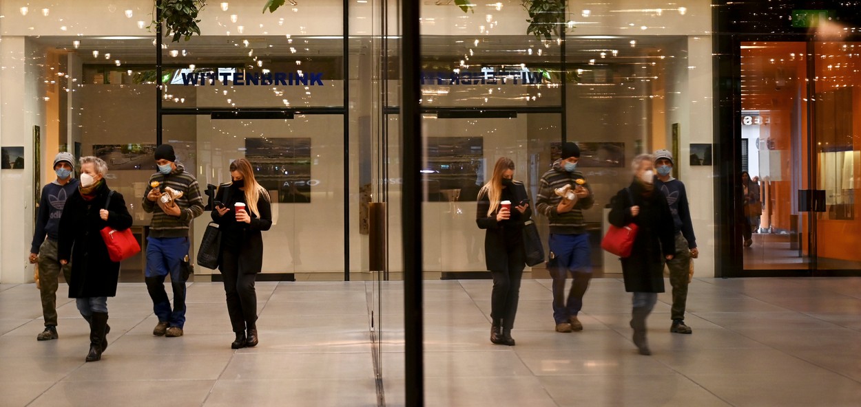 Americanii care se vaccinează nu mai trebuie să poarte mască. Ce spun autoritățile