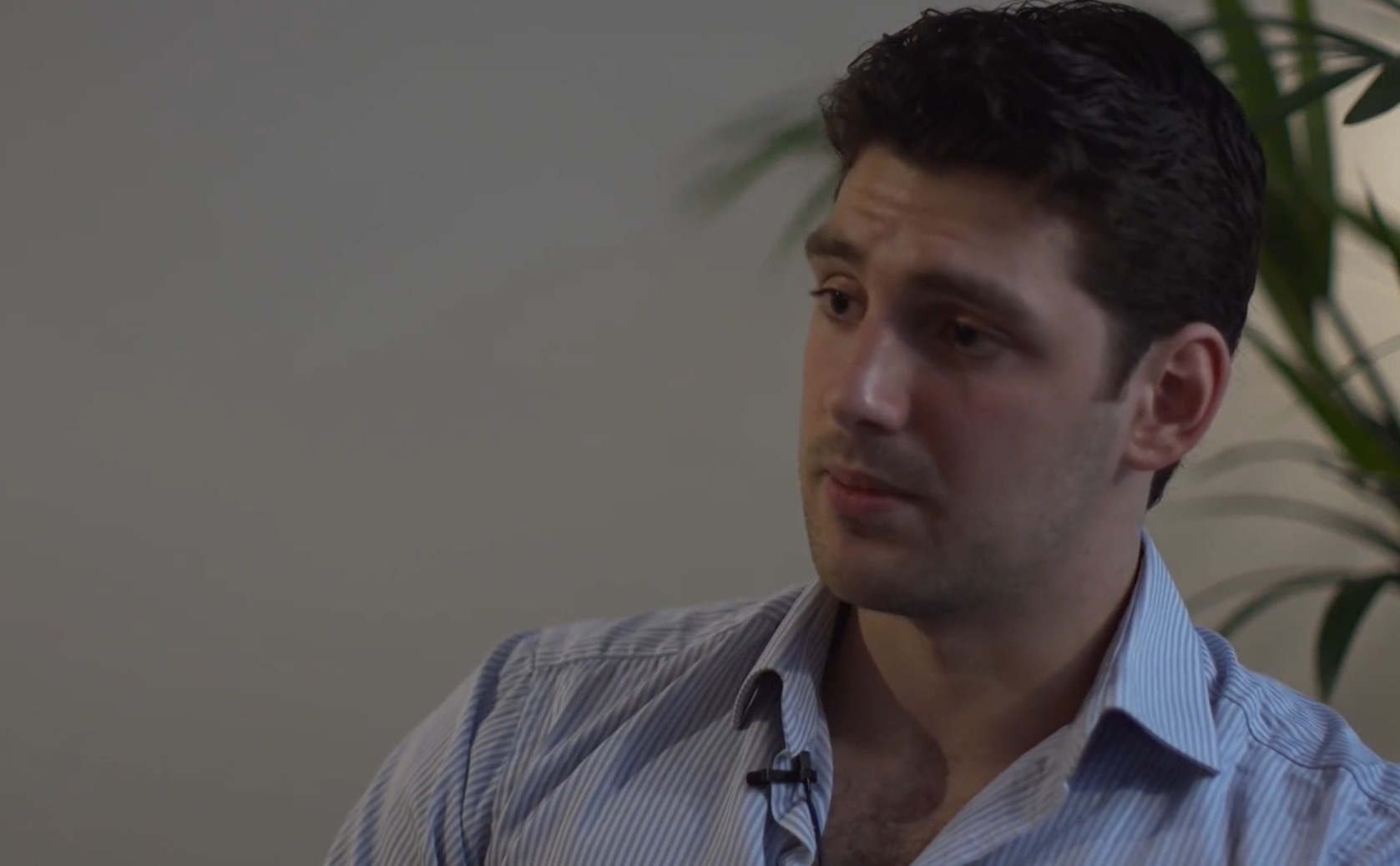 O mamă, renegată de propriul fiu după ce a devenit imaginea conspirațiilor anti-COVID și anti-5G. VIDEO