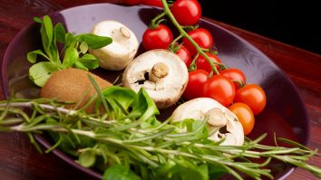 STUDIU. Vegetarienii care beau și fumează ar fi mai sănătoși decât consumatorii de carne. Explicațiile cercetătorilor