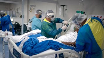 Mărturia unui medic rezident din ATI: „Se degradează văzând cu ochii. Se sufocă, efectiv“