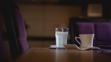 Japonezii au creat o masă cu încălzire pentru restaurante, numai bună pentru vremea rea