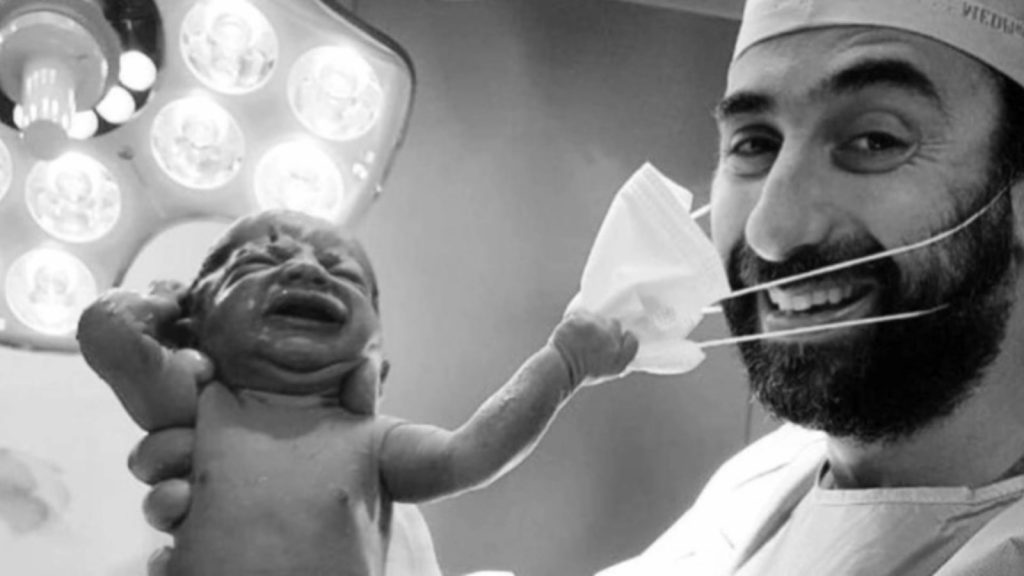 Nou-născut care smulge masca medicului