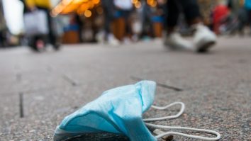 Curtea de Apel București a decis: Masca nu e obligatorie în spaţiile deschise