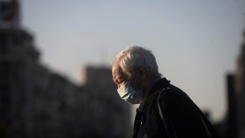 Masca devine obligatorie în toate spațiile publice din Argeș. De când intră în vigoare noua decizie