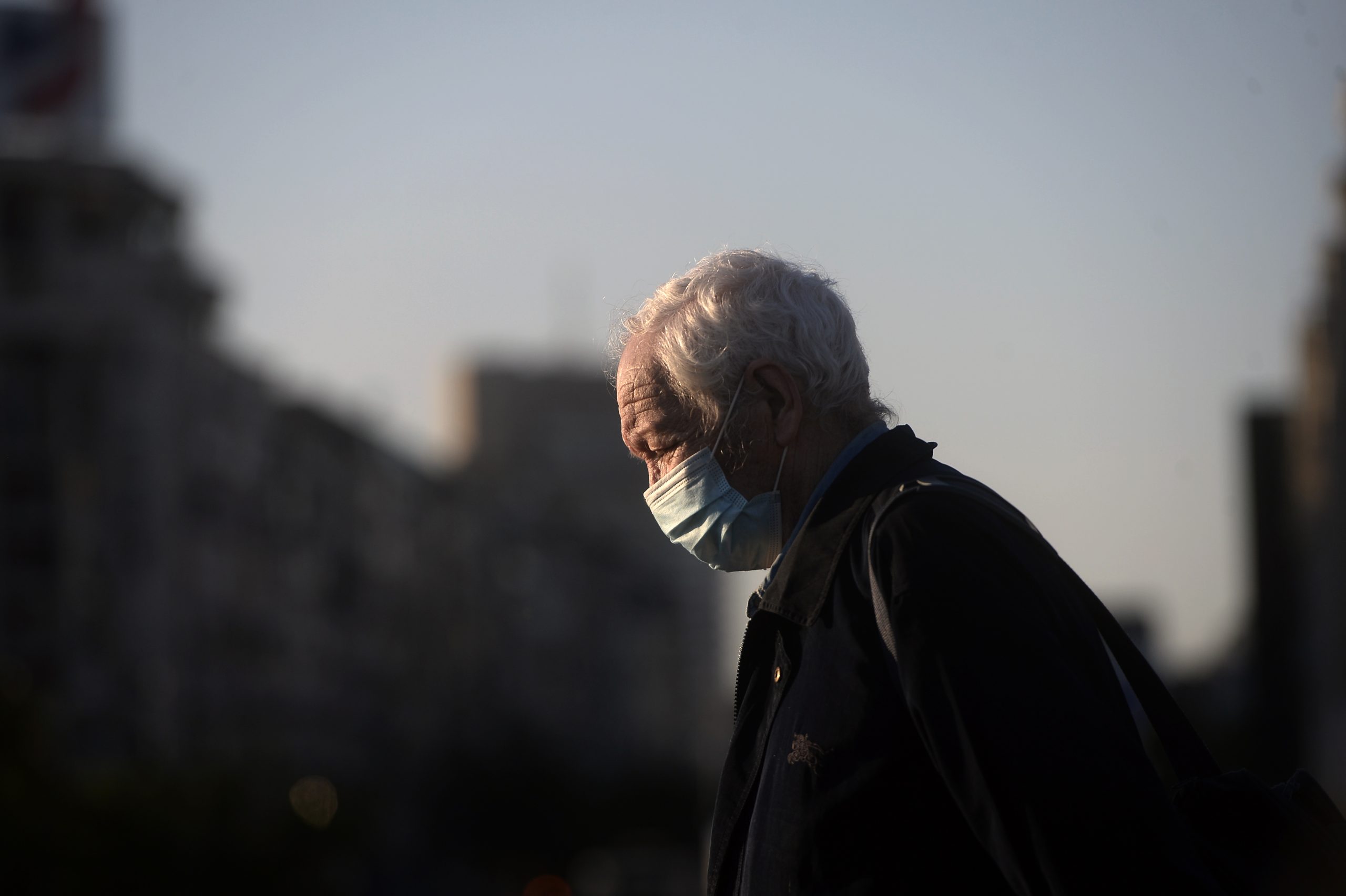 Unii oameni nu pot renunța la masca de protecție, chiar dacă s-au vaccinat. Explicațiile medicilor