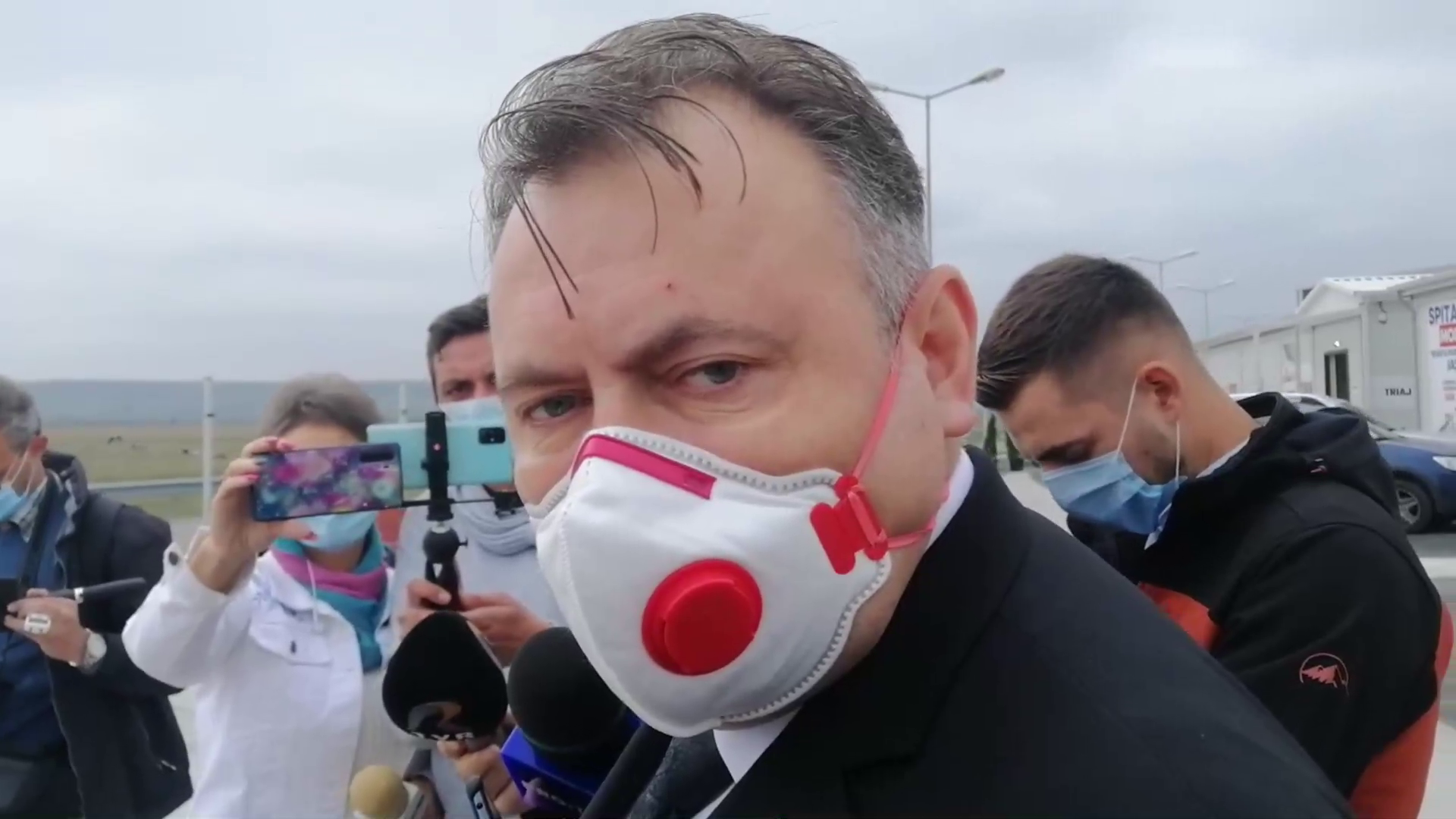 Nelu Tătaru poartă mască de protecție de 83 de lei și o schimbă o dată la trei ore: „Merg prin focare”