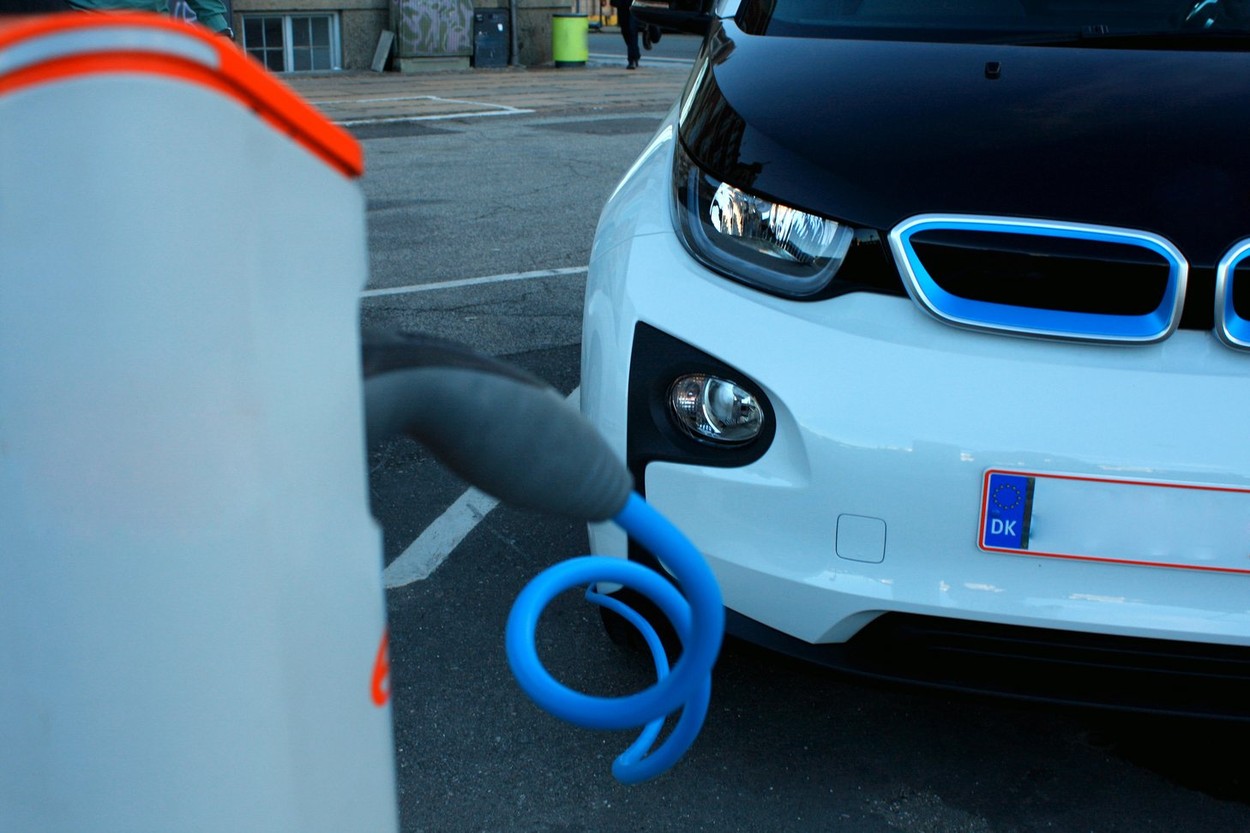 Posesorii de mașini hibrid, puși în dificultate. Care este cel mai mare obstacol de care se lovesc în România