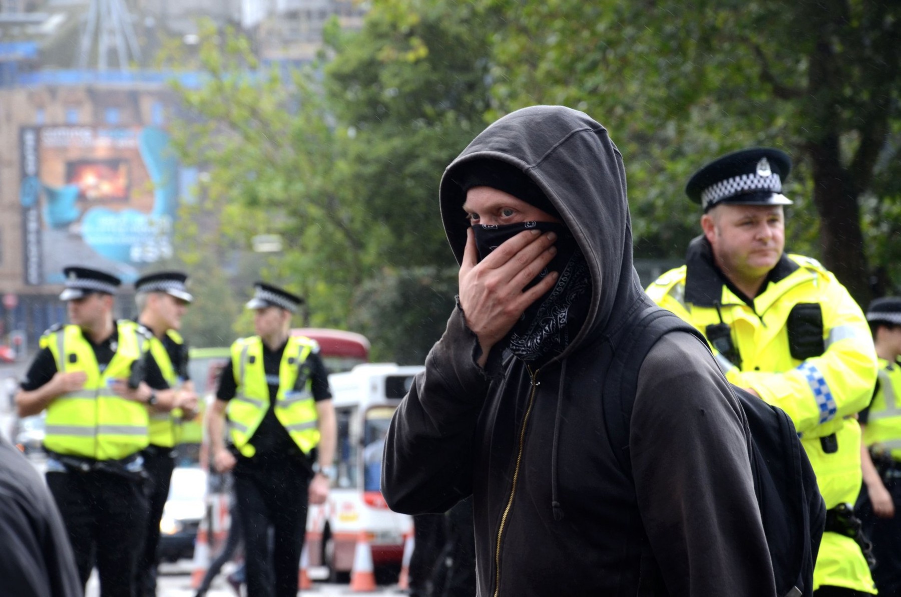 Masca jos, banul jos. Amenzi de 150.000 de lei pentru lipsa măştii