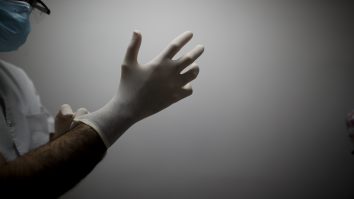 În UK, ca la noi. Medic român din Marea Britanie: „Echipamentul de protecție e mască chirurgicală și un șorț cu mânecă scurtă“