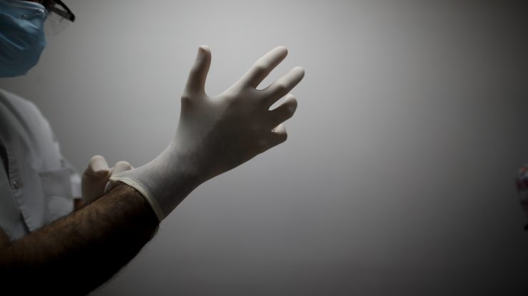 În UK, ca la noi. Medic român din Marea Britanie: „Echipamentul de protecție e mască chirurgicală și un șorț cu mânecă scurtă“