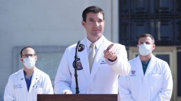 Cine este medicul personal al lui Trump: Este osteopat și a fost decorat de armata română pentru că a salvat viața unui soldat în Afganistan