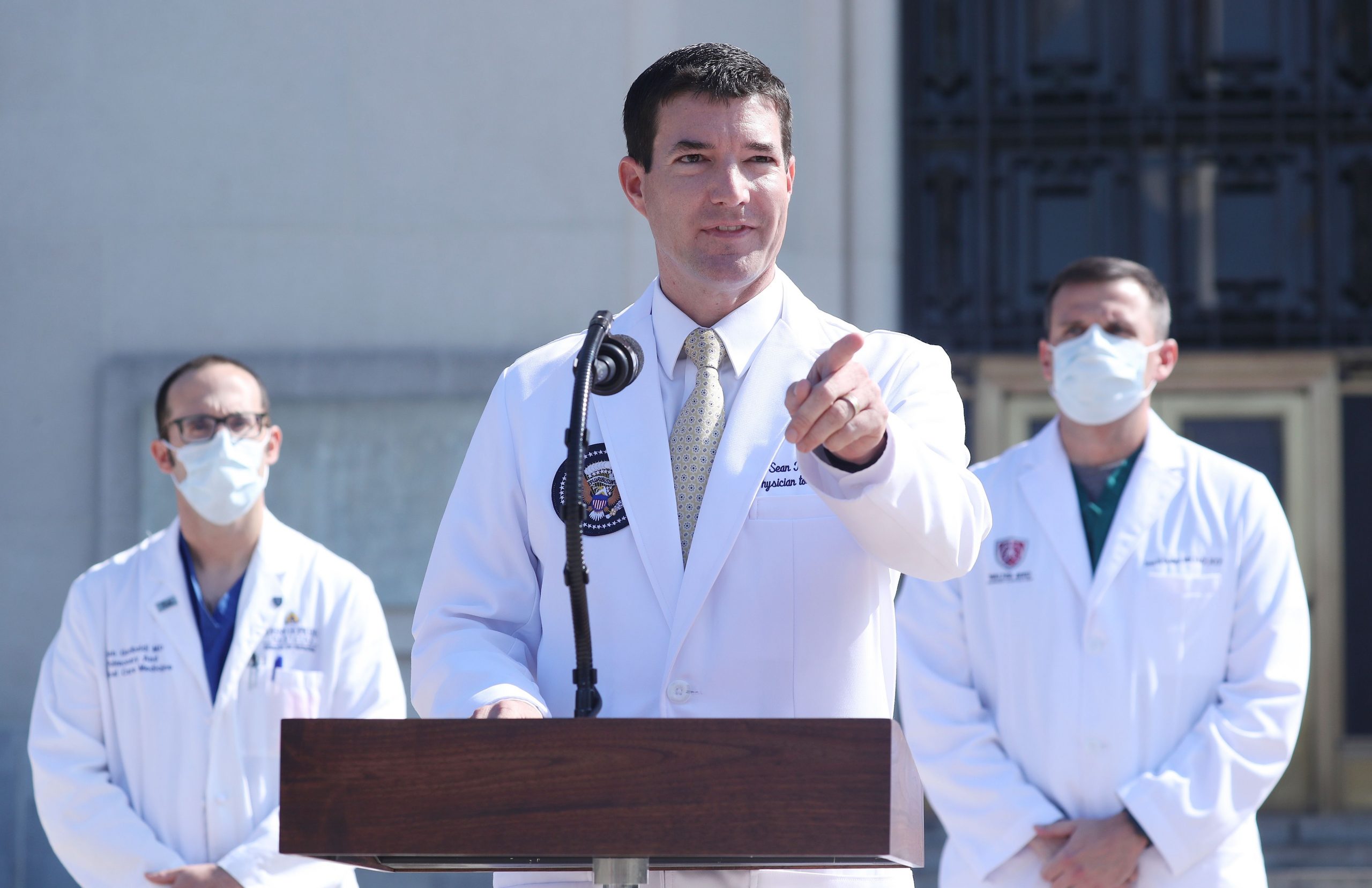 Cine este doctorul personal al lui Trump. A studiat medicina osteopatică și a fost decorat de armata română pentru că a salvat viața unui soldat în Afganistan