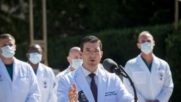 Medicul de la Casa Albă, declarații neconcordante. A spus indirect că Trump știa de diagnostic când a fost la o întâlnire publică