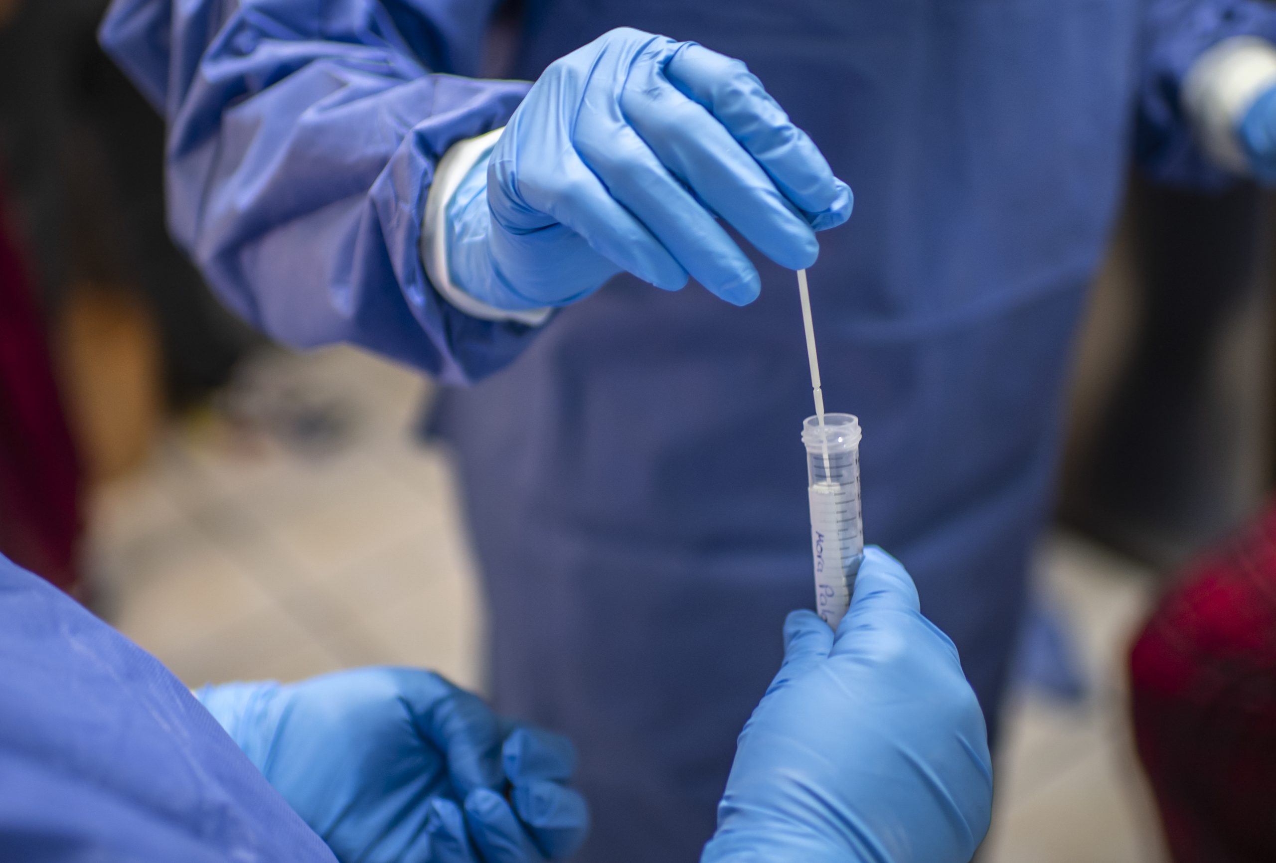 Rata de contaminare, pusă sub semnul întrebării. Medici renumiți spun că pot apărea erori în cazul cifrelor zilnice