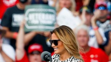 Melania Trump va scrie o carte de memorii despre viața ei la Casa Albă. Fosta sa prietenă i-a luat-o înainte și a făcut publice detalii stânjenitoare