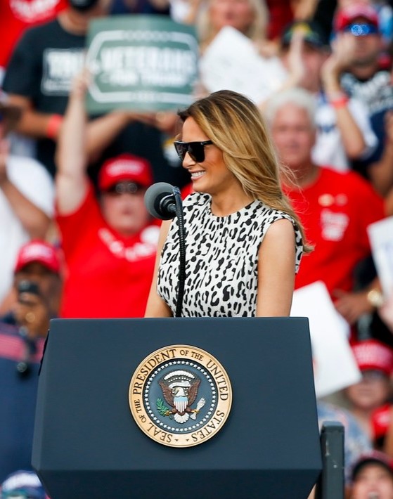 Melania Trump va scrie o carte de memorii despre viața ei la Casa Albă. Fosta sa prietenă i-a luat-o înainte și a făcut publice detalii stânjenitoare