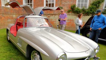 Suma pentru care a fost vândut la licitație un Mercedes Gullwing din 1957