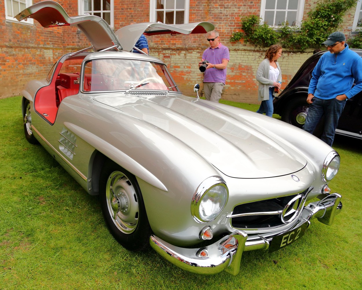 Suma pentru care a fost vândut la licitație un Mercedes Gullwing din 1957