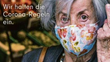 Reclama susținută de autoritățile din Berlin: o bătrână arată „degetul” celor care nu poartă masca