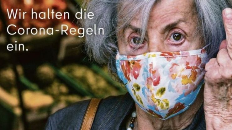 Reclama susținută de autoritățile din Berlin: o bătrână arată „degetul” celor care nu poartă masca