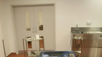 Un bărbat ținut peste noapte în congelatorul morgii a fost descoperit în viață. Medicii spun că este un miracol