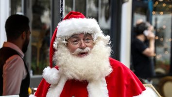 „Moș Crăciun” a fost arestat de polițiștii germani pentru că nu purta mască