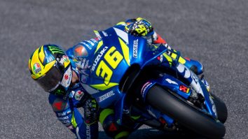 Accident spectaculos în timpul antrenamentelor MotoGP. Pilotul s-a ridicat în alergare